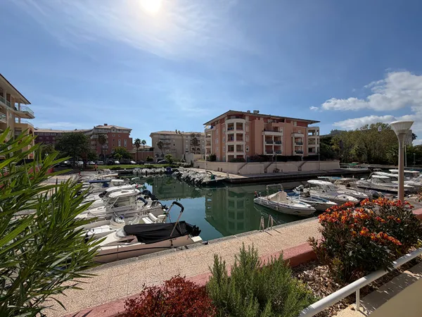 A LOUER EN EXCLUSIVITE - PORT FREJUS LOCATION APPARTEMENT MEUBLE T3 REZ-DE-JARDIN GARAGE
