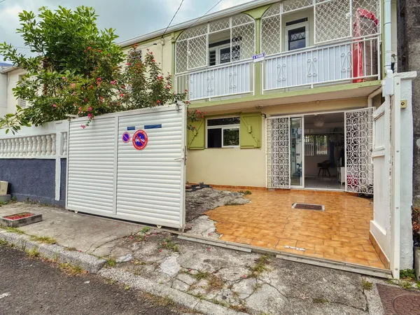 Maison à pointe à pitre