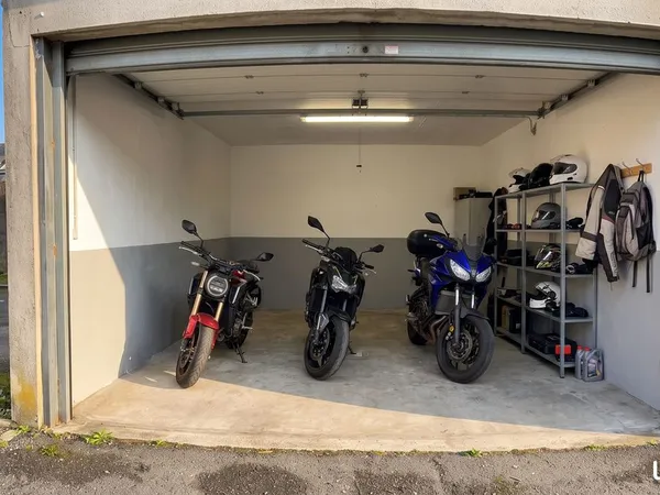 Parking moto couvert garage