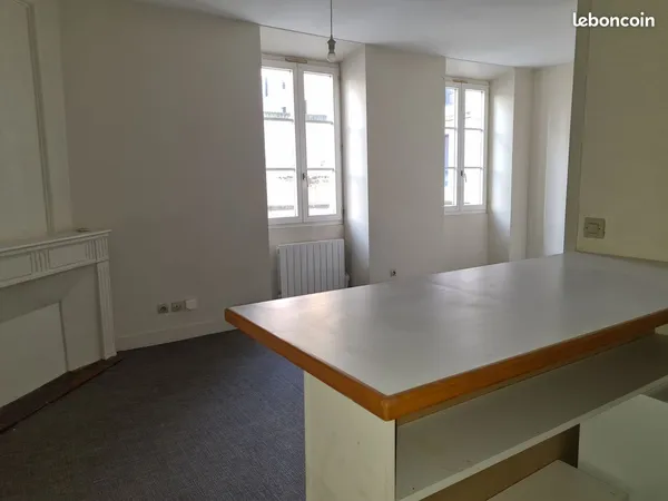 Studio, petite Résidence sécurisée, proche Place Minage