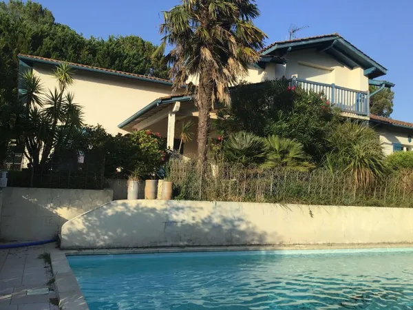 Vends jolie villa 210m² sur grand terrain arboré aperçu mer avec belle piscine.
