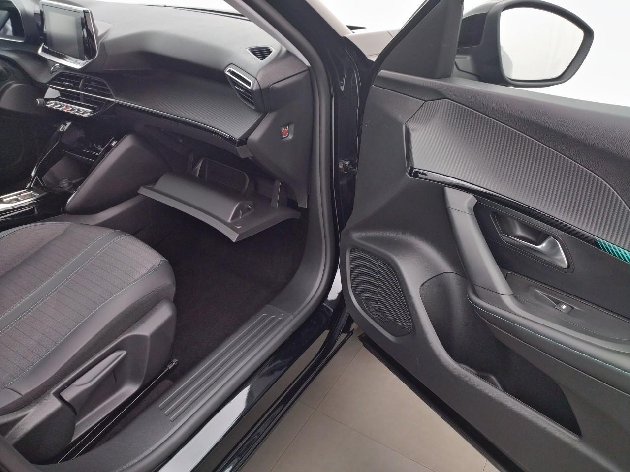 Peugeot 2008 puretech 130 s&s eat8 allure pack — photo 26