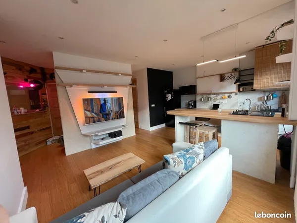 T2 de 65 m² tout équipé - Mobilier artisanal Bois Massif & Verrière - Face Église St Ennemond