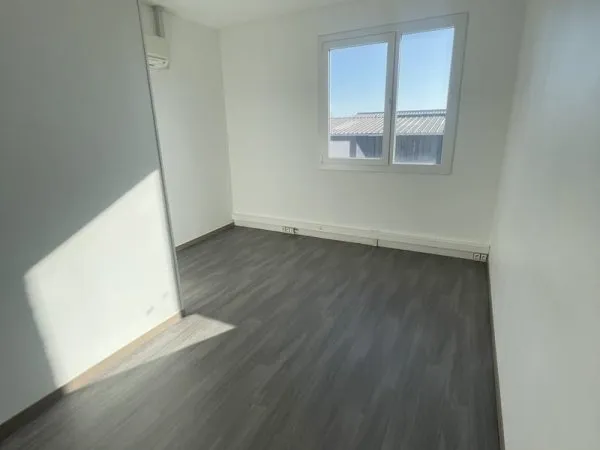 A LOUER BUREAU 76 m2 BREZET