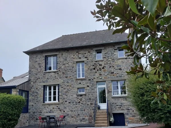 Maison de caractère en pierre rénovée - 180 m² - Terrain 891 m² - Avec logement indépendant - Coeur 