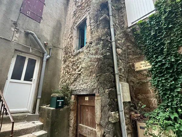 Maison de village en pierre à rénover entièrement