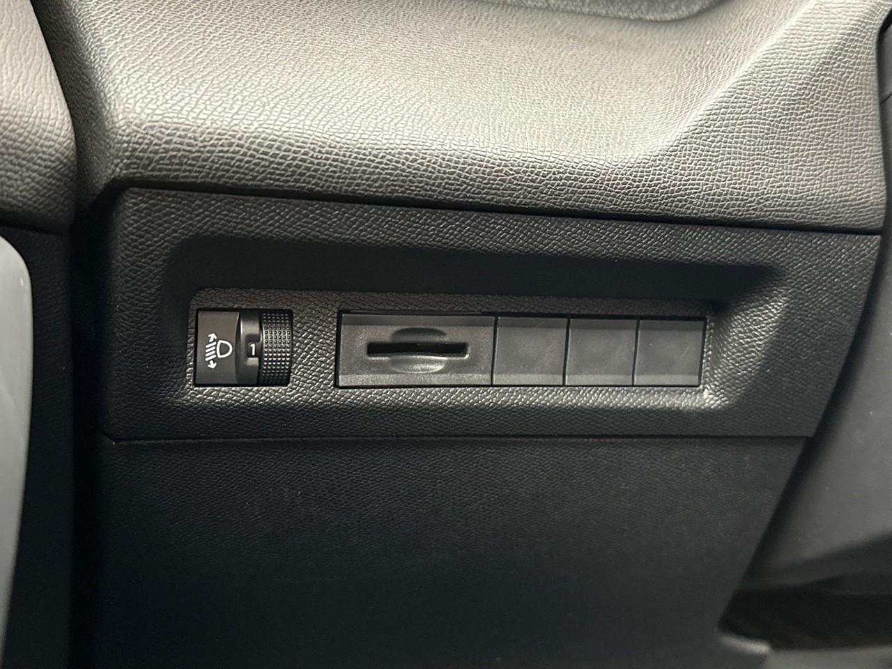 Peugeot 308 hybrid 145 e-dcs6 allure — photo 17