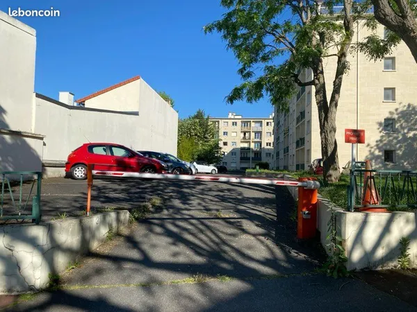 Place de parking proche RER Le Parc St Maur