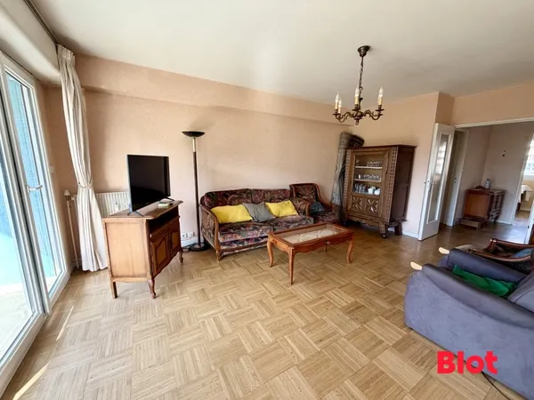 A VENDRE TYPE 5 - BLOT IMMOBILIER - BOURG L'EVEQUE - SEJOUR SALON - 3 CHAMBRES - BALCON - GARAGE