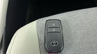 Toyota Yaris 116h Iconic 5p MY22 — photo 16