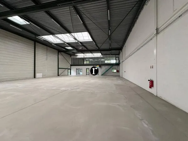 Local d'activité 883 m²