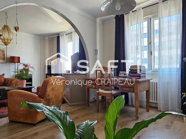 Maison de ville, 2 niveaux, 3 chambres, garage double et extérieur proche tous services