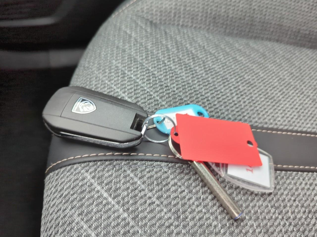 Peugeot 2008 hybrid 145 ch e-dcs6 allure — photo 28