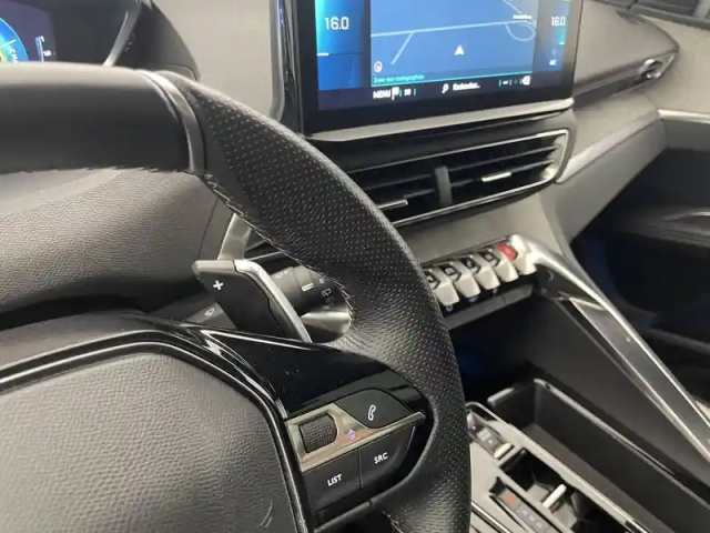 Peugeot 3008 hybrid 225 e-eat8 — photo 32