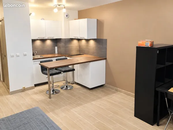 Studio meublé 26 m² avec terrasse - Rue Sainte Cécile - Climatisation réversible, Wi-Fi, vue dégagée