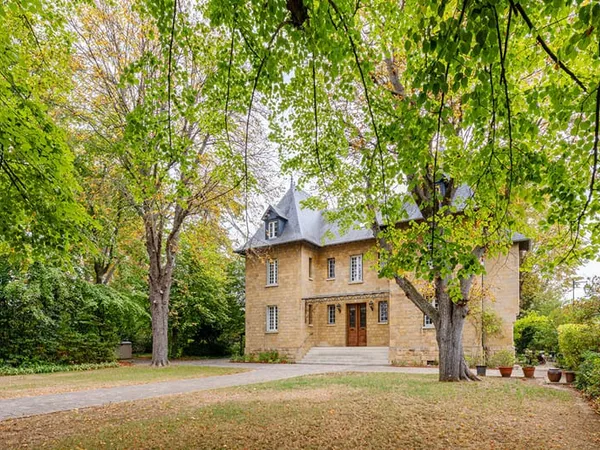Demeure d'exception de 1903, joyau architectural au coeur d'un parc préservé à Cergy-Village