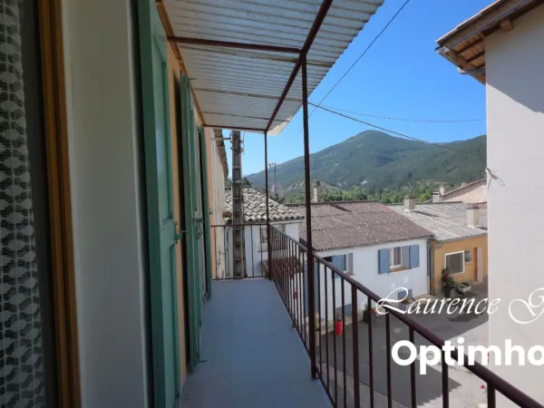 Maison de village avec balcon, vaste garage et vue sur les montagnes - Barrême