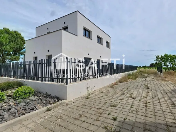 A Vendres villa de 148 m² quatre chambres, garage, piscine sur une parcelle de 627 m²