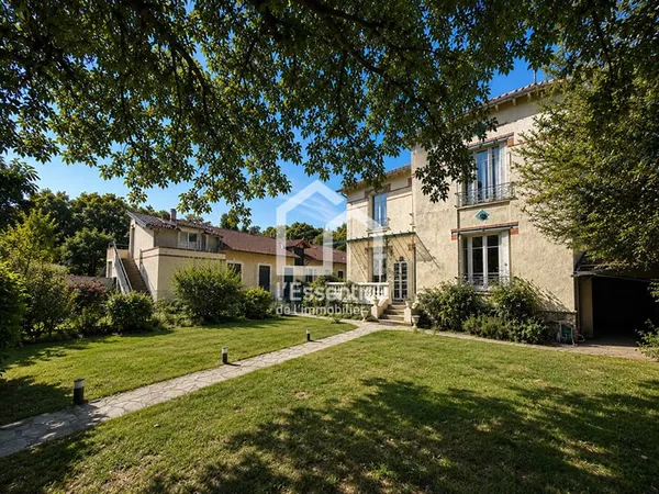 A VENDRE - MAISONS LAFFITTE PARC- PROPRIÉTÉ 170 m² - sous sol total - 14 box à chevaux - STUDIO indé