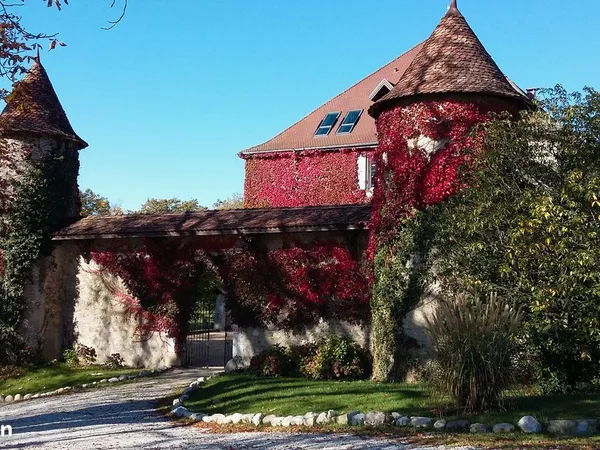 Magnifique F2 meublé de 30 m2 au sein du château du Barioz - place de parking à disposition - Argona