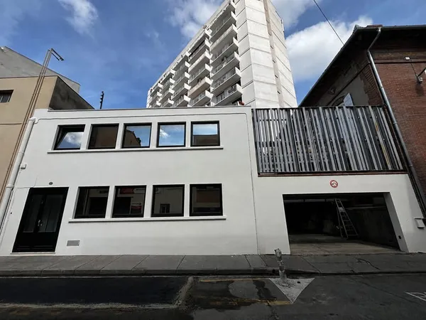 TOULOUSE - LES CHALETS - IMMEUBLE DE 242,10 M² DE BUREAUX OU D'HABITATION AVEC ROOFTOP. DE 93,40 M²