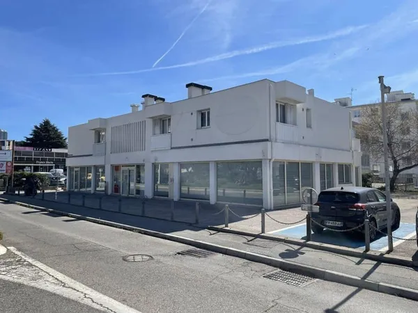 Local commercial 241 m²
