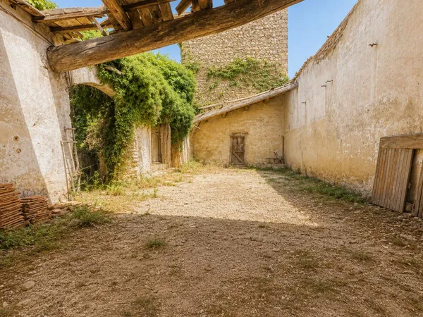 Maison 1 pièce 300 m²