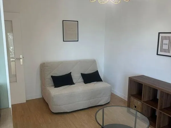STUDIO MEUBLÉ RÉNOVÉ 22 m² - REZÉ - BALCON & PARKING - PROCHE TRAM