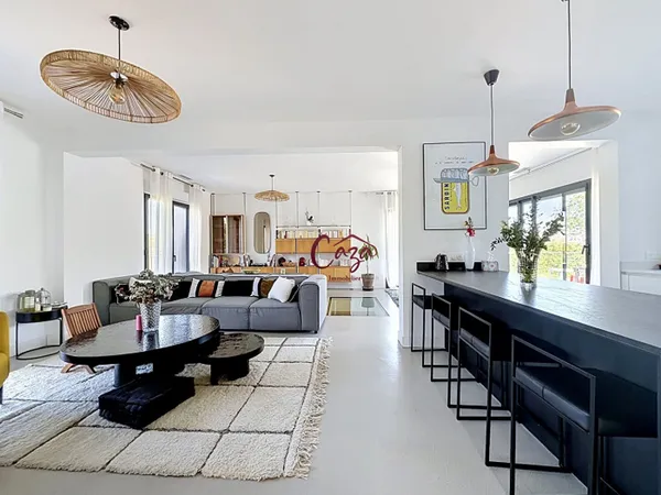 Maison Rennovée 235 m2 , garage , piscine et terrain de 1300 m2