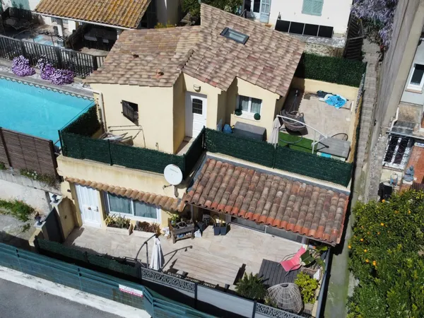 Grasse Maison de Ville : 4 pièces avec 2 stationnements.