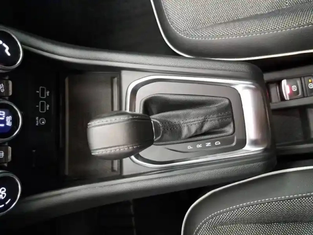 Renault Captur blue dci 115 edc — photo 36