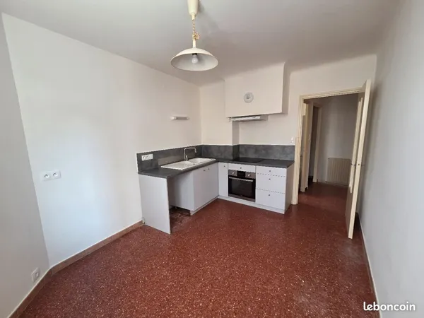 Appartement F3 au centre, avec garage et dépendances en sous-sol