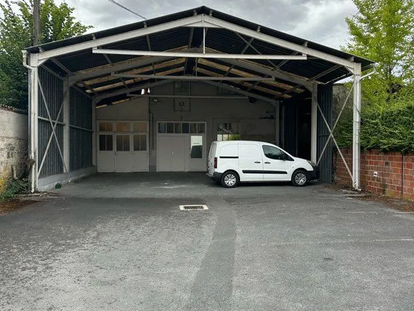à louer - hangar / espace de stockage de 120 m² en centre-ville