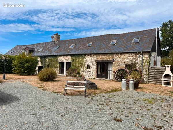 Ensemble de 4 maisons avec 3 gites et piscine
