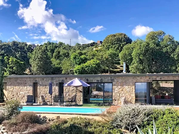 Villa vue mer avec pierres sèches