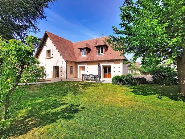 Villa 7 pièces avec piscine couverte
