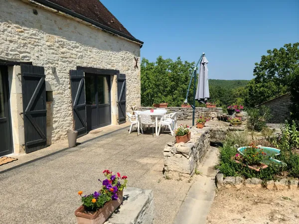 Belle maison en pierre avec vue dégagée