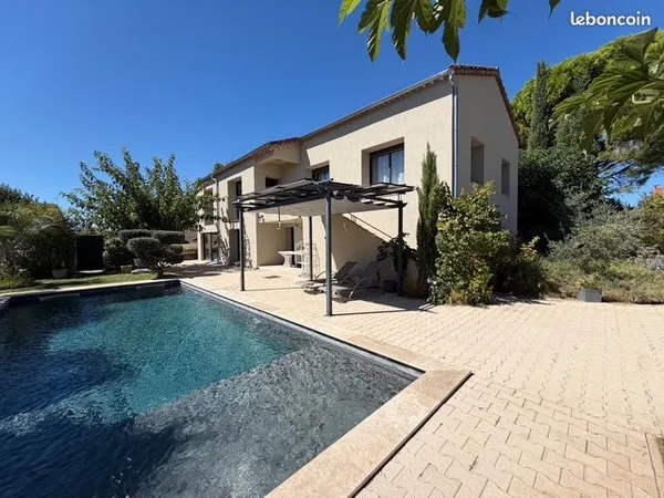 Vaste villa avec piscine