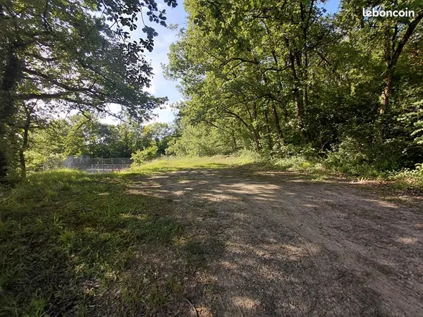 Terrain 3 268 m² Sarrant