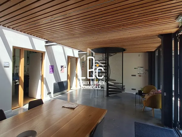 Local professionnel 323 m²