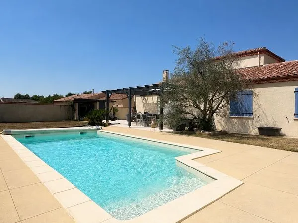 Maison 135 m2 - Terrain 850 m2 Piscine au sel 8X4 - 2 garages - DPE B - Sans Frais d'Agence