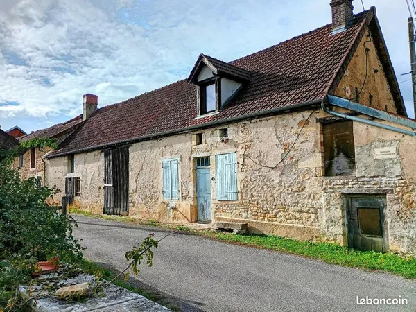 Fermette en pierre à Arconcey