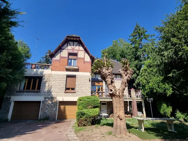 Belle maison de caractère à colombages avec dépendance louée et garage double