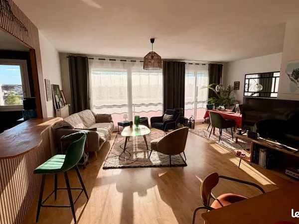 Troyes - Duplex F4 lumineux aux 5e et 6e étages avec ascenseur, vue dégagée sur Montgueux, garage et