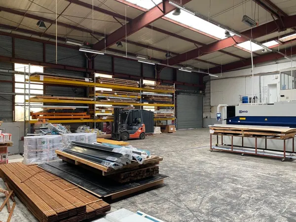 Local industriel 1400 m²