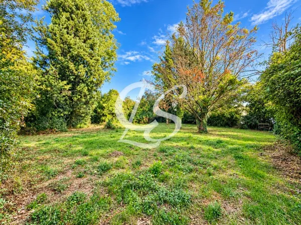 RARE À LA VENTE TERRAIN 1 070 M2 AVEC PERMIS DE CONSTRUIRE