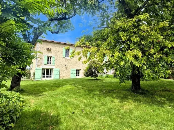 Maison en pierre de caractère avec gîte et piscine