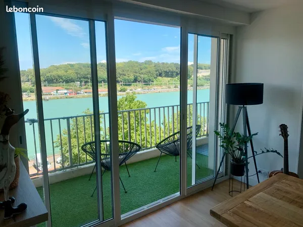 Appartement T3 de 90 m² entièrement rénové avec balcon et vue sur l'Adour