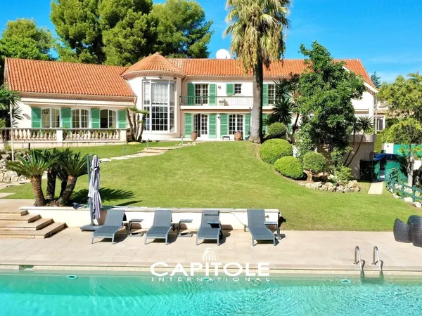 A vendre - Antibes - Cette somptueuse propriété de 620 m², sur un terrain de 7 300 m² propose un cad