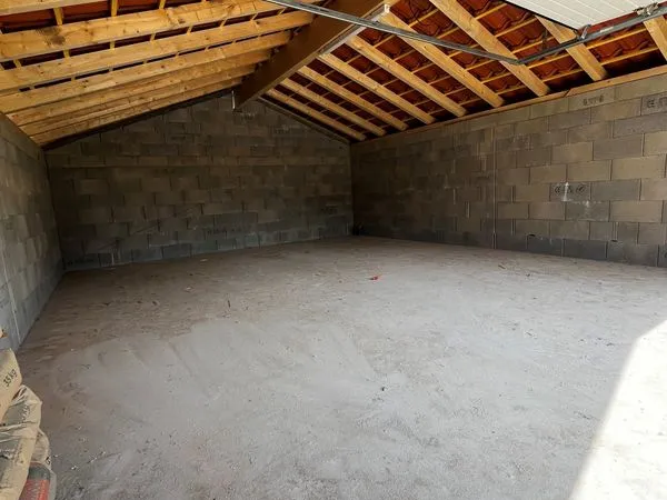 Garage a louer 44m2 a saubrigues
